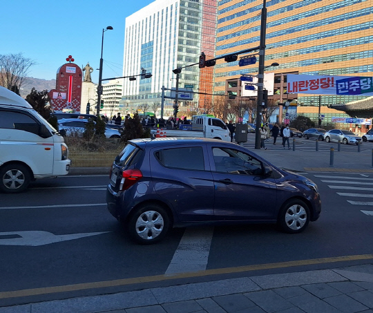 서울 광화문의 한 횡당보도에 정차 중인 차량. 고령 운전자가 운전 중인 차량으로 외부에 긁힘 등 접촉 사고의 흔적이 발견됐다.<박상길 기자>